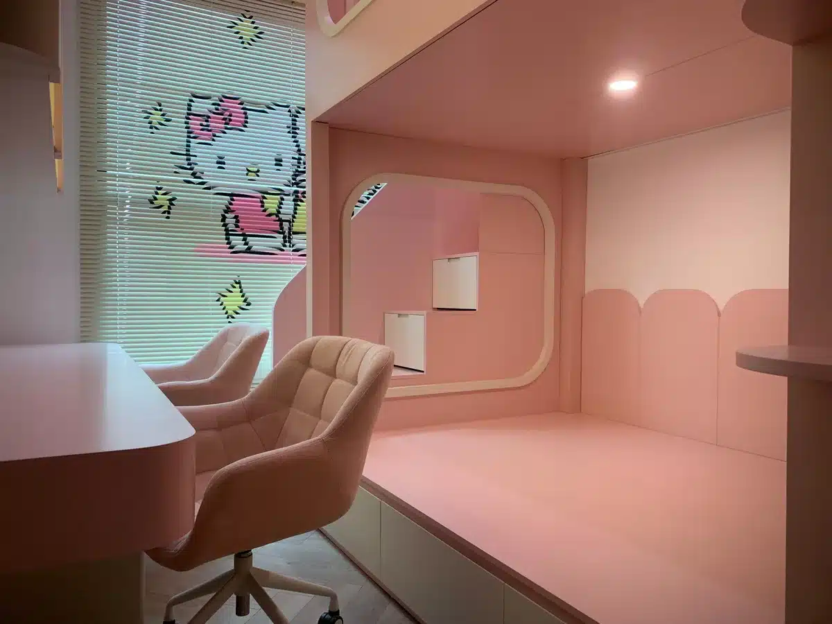 Lit enfant avec tiroirs de rangement intégrés sous le couchage