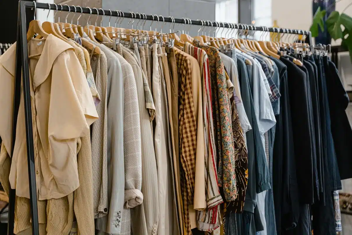 Femme assemblant différentes tenues d'été avec peu de pièces de base