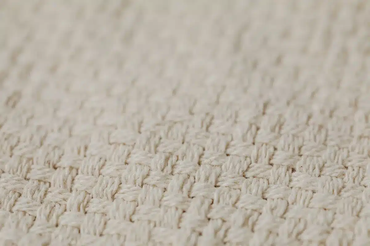 Détail de tissus en coton et lin montrant leur texture naturelle