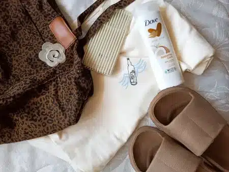 Plusieurs pièces d'été en lin et coton repliées, disposées à plat en palette neutre
