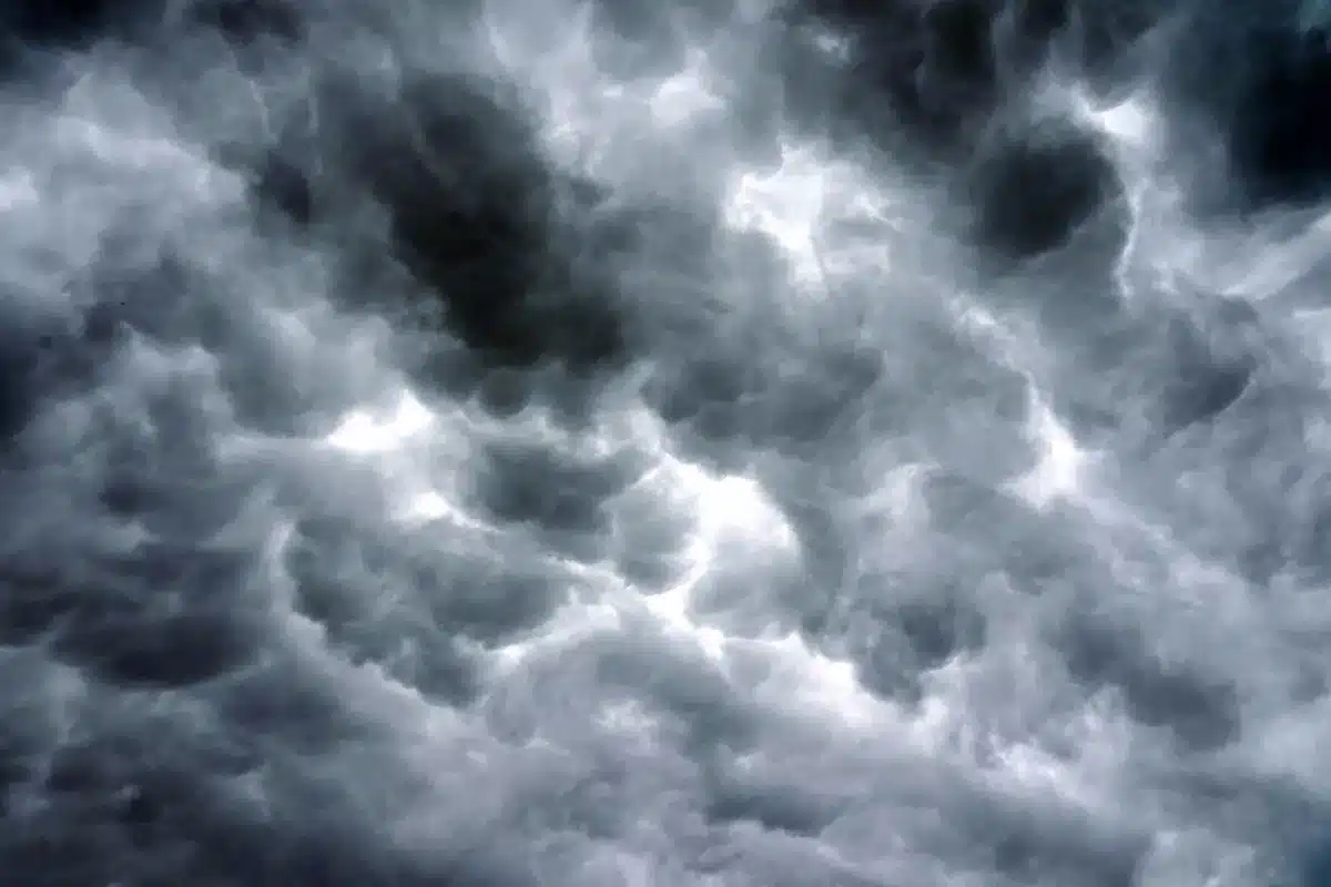 Orage violent avec ruissellement d'eau en surface plutôt qu'infiltration souterraine