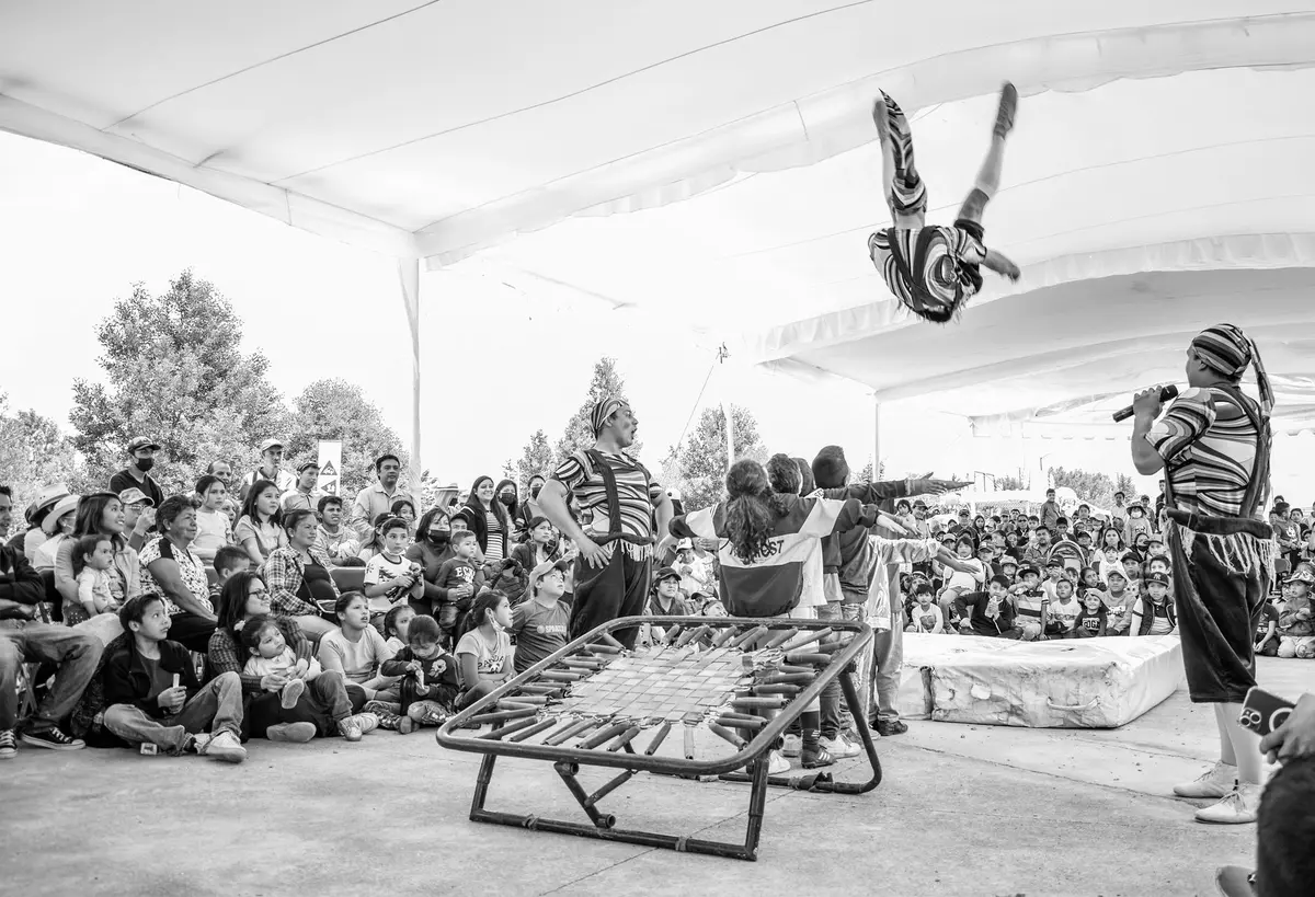 Artistes de cirque et jongleurs se produisant devant un public familial lors d'un festival de rue