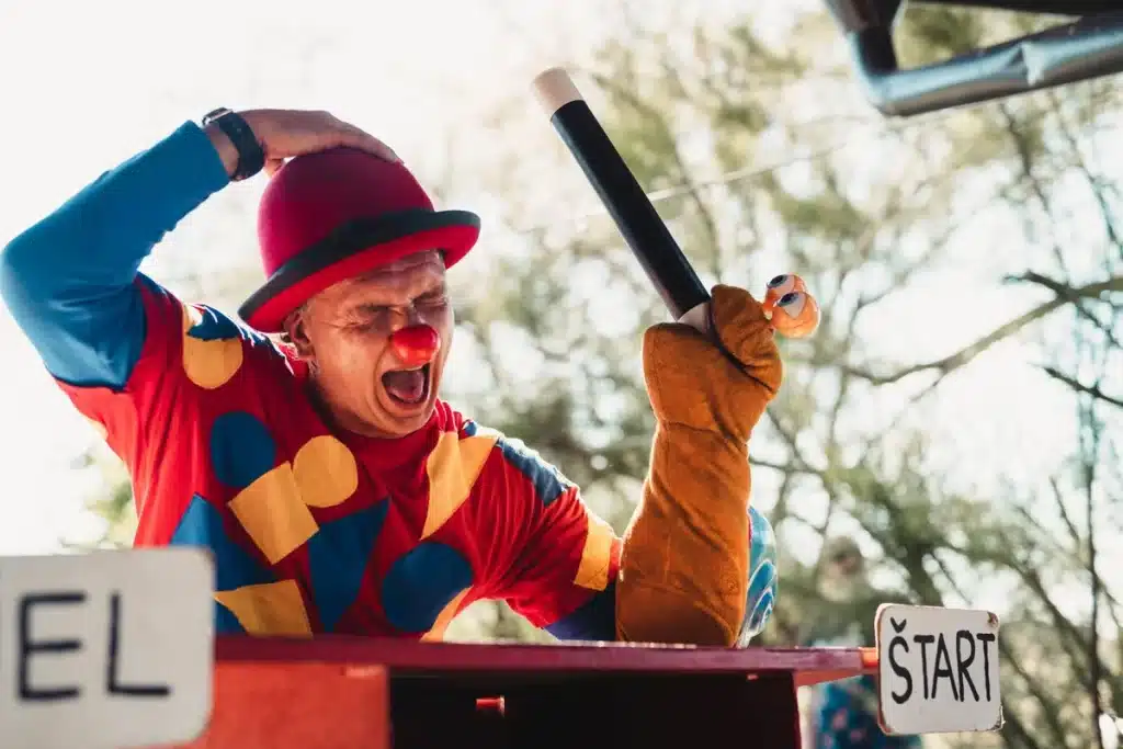 Scène de festival de cirque et arts de rue en plein air avec spectateurs de tous âges