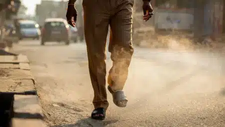 Pantalon en lin délaissé: un modèle surprise domine les rues sous la canicule