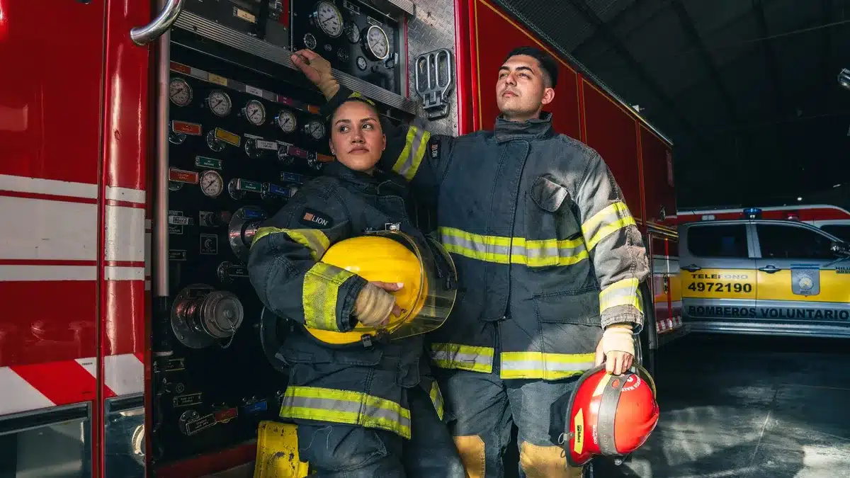 Pompiers en uniforme dans une caserne, moment de cohésion d'équipe