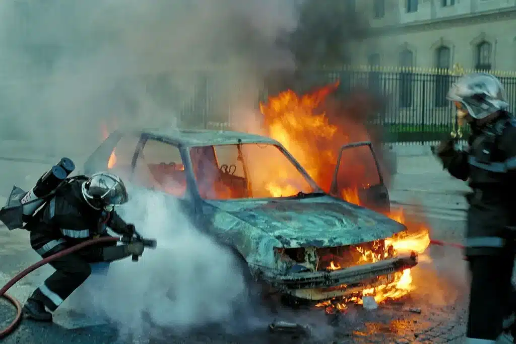 Pompiers en première ligne au cinéma: nouveaux films inspirés d’incendies Pompiers en uniforme affrontant des flammes intenses lors d'une intervention d'urgence