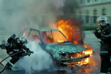 Pompiers en uniforme affrontant des flammes intenses lors d'une intervention d'urgence
