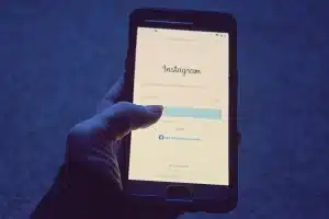 Personne confrontée à des critiques virales sur un écran, illustration du harcèlement en ligne