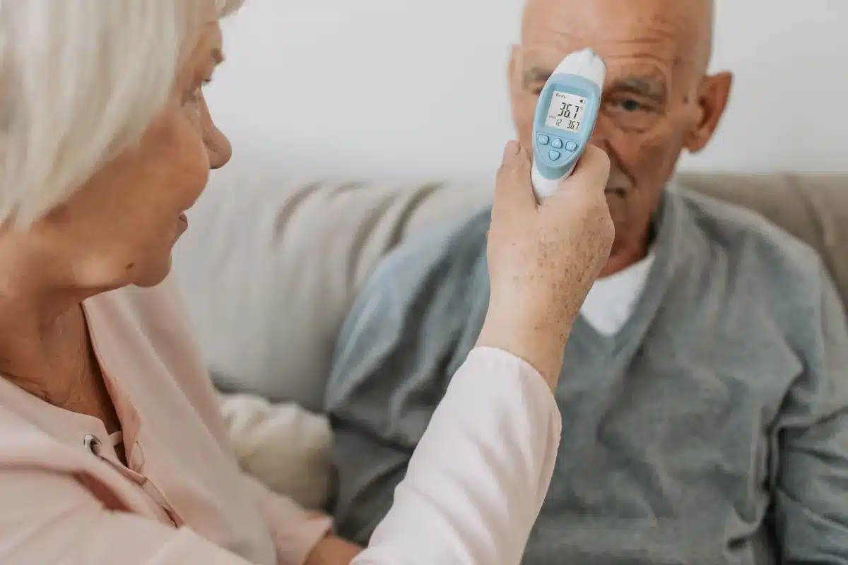 Thermomètre affichant une température extrême, symbolisant les risques de chaleur pour les seniors
