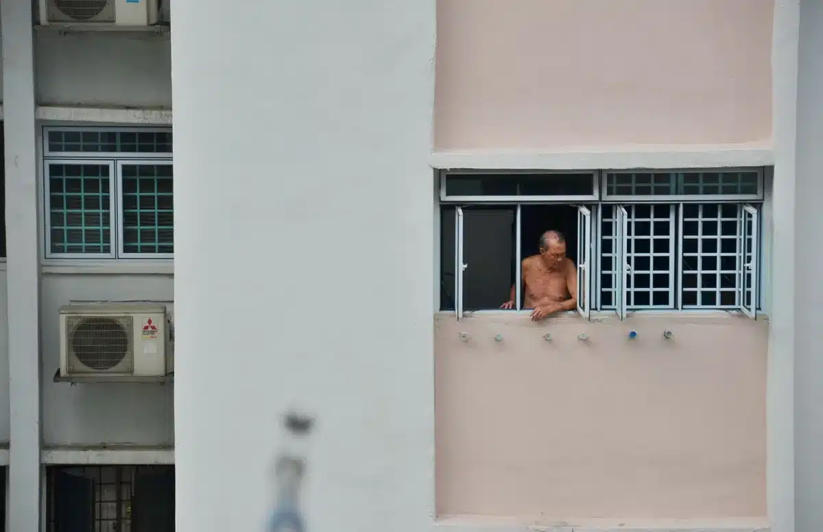 Espace frais et climatisé accueillant des personnes âgées durant une canicule