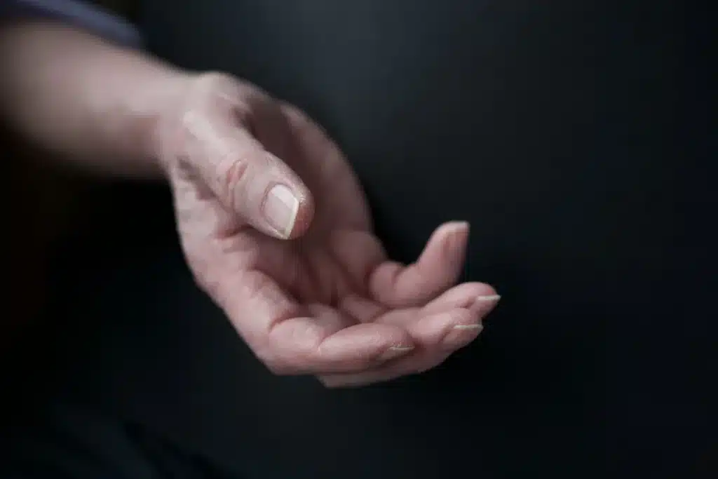 Personne âgée en situation de vulnérabilité face à une chaleur extrême, illustrant le risque sanitaire accru