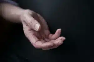 Personne âgée en situation de vulnérabilité face à une chaleur extrême, illustrant le risque sanitaire accru