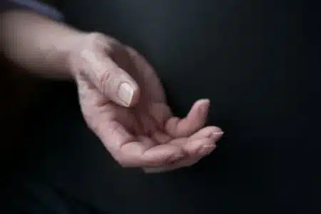 Personne âgée en situation de vulnérabilité face à une chaleur extrême, illustrant le risque sanitaire accru