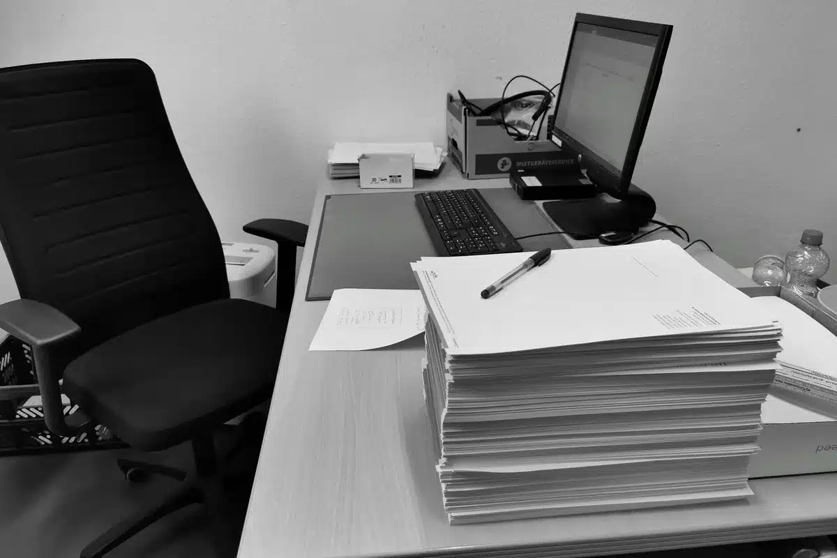 Documents de transfert et contrats de joueurs sur un bureau