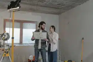 Chantier de rénovation intérieure avec matériaux et outils de construction