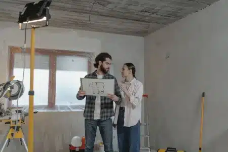 Chantier de rénovation intérieure avec matériaux et outils de construction