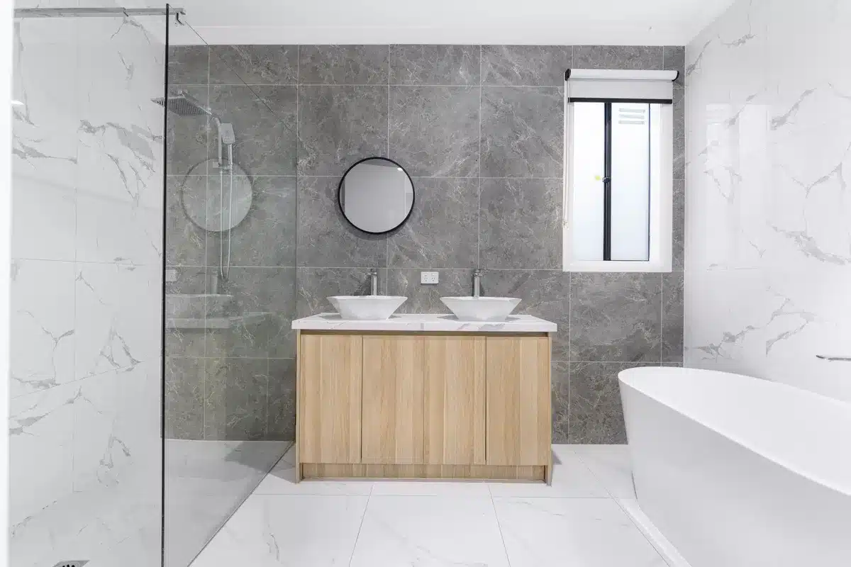 Chantier de rénovation salle de bain avec plusieurs corps de métier en intervention simultanée