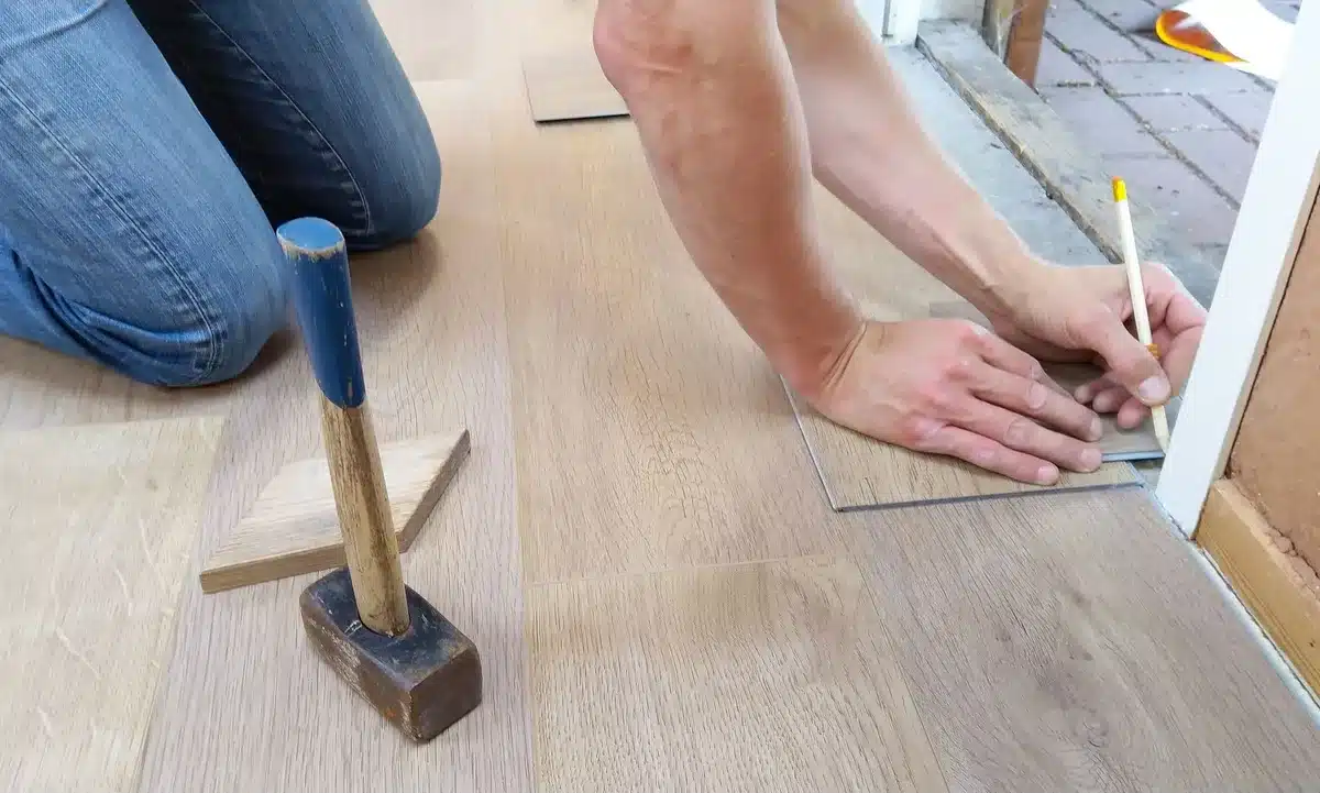 Installation de lames de revêtement avec outillage professionnel et respect des joints de dilatation