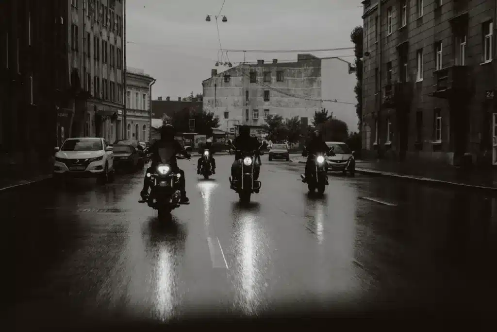 Motard solitaire sur une moto enflammée dans la nuit urbaine