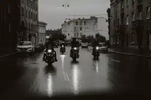 Motard solitaire sur une moto enflammée dans la nuit urbaine
