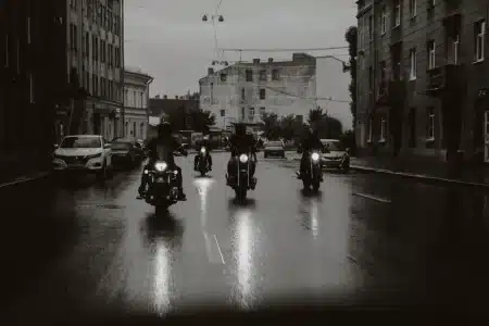 Motard solitaire sur une moto enflammée dans la nuit urbaine