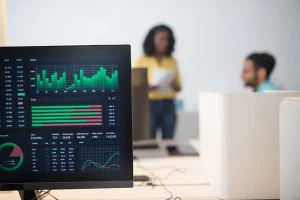 SEO et stratégie digitale : Lemon Develop propulse la visibilité en ligne des marques Espace de travail professionnel avec ordinateur, graphiques d'analyse et documents de stratégie numérique