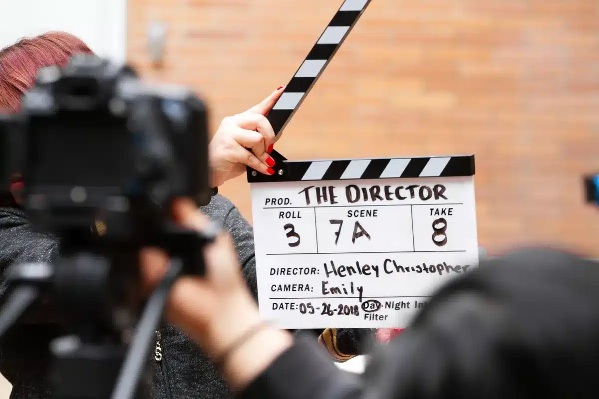 Réalisateur dirigeant une scène de film sur un plateau de tournage