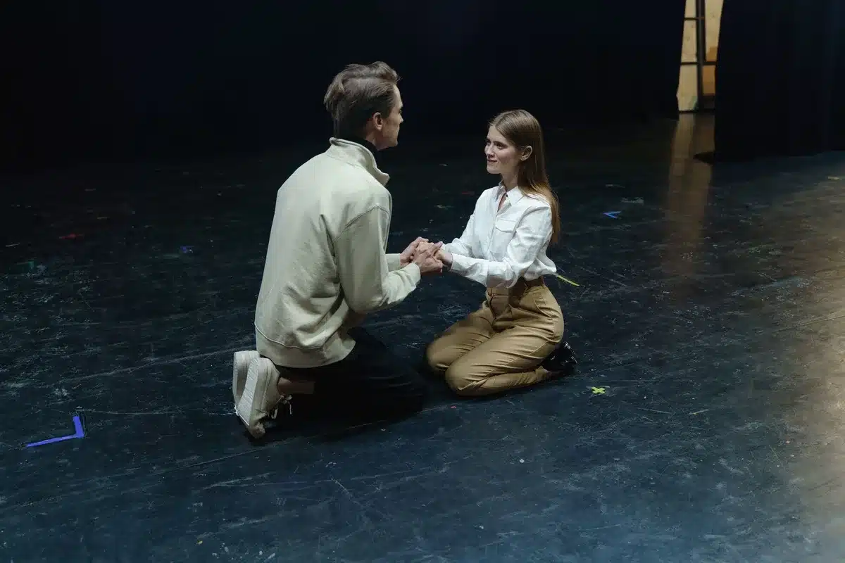 Acteur dans une scène émotionnelle intense et dramatique