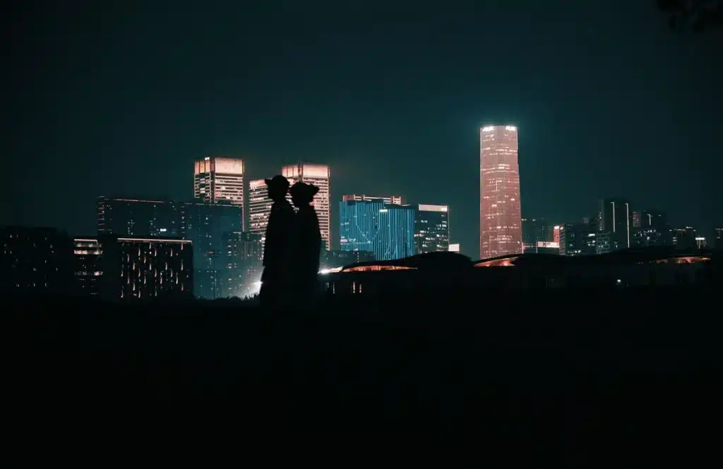 Spider-Man Brand New Day : un mystère trop lourd gâche la relance Silhouette d'un héros suspendu entre les gratte-ciel d'une ville la nuit, illuminée par les lumières urbaines