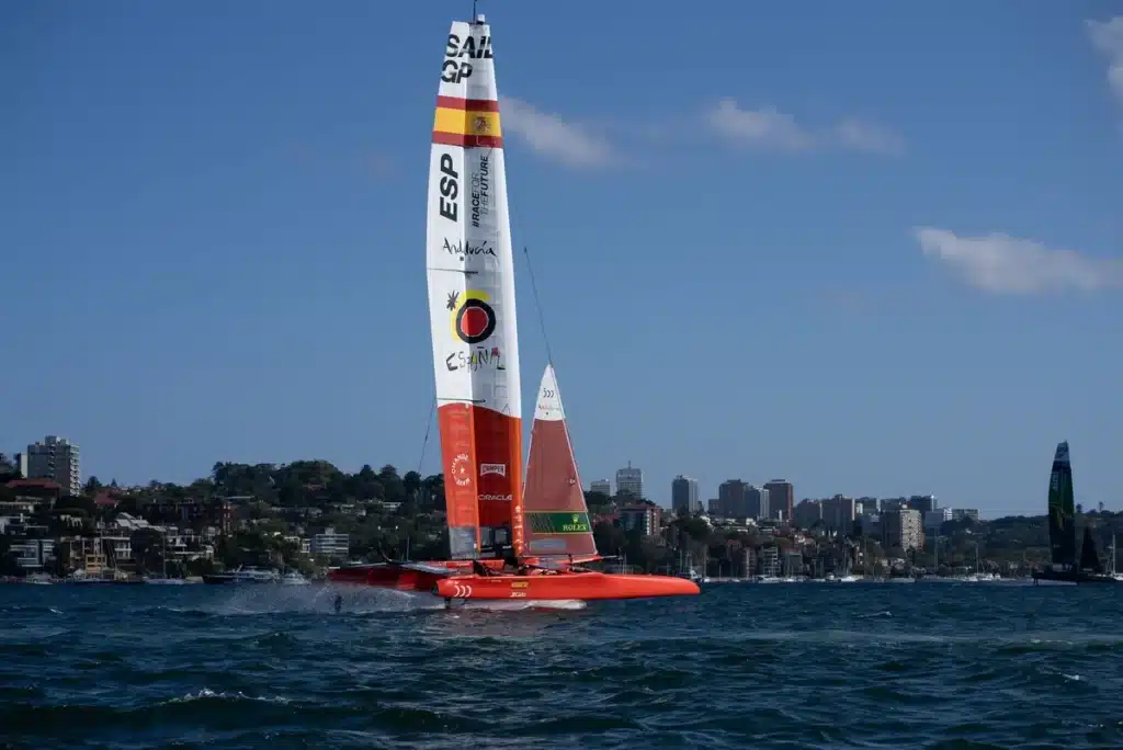 Team France: record battu, frustration après la manche allemande de SailGP Catamaran de course SailGP filant à grande vitesse sur l'eau avec ses voiles gonflées