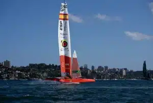 Team France: record battu, frustration après la manche allemande de SailGP Catamaran de course SailGP filant à grande vitesse sur l'eau avec ses voiles gonflées