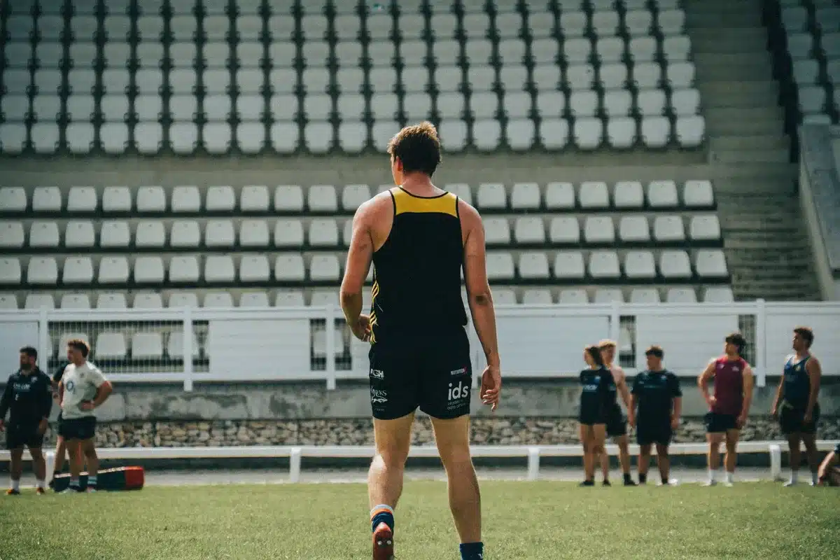 Joueur de rugby en tenue d'entraînement sur le terrain d'un stade
