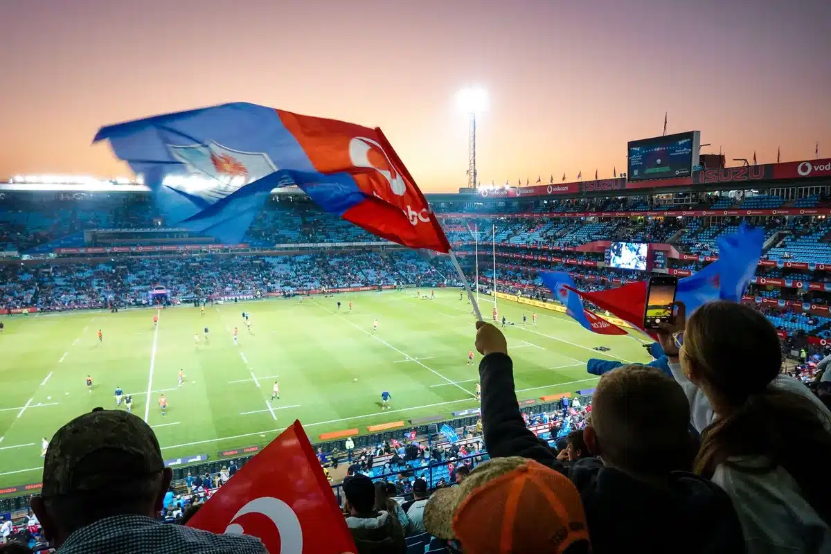 Joueur de rugby face aux supporters dans un stade rempli