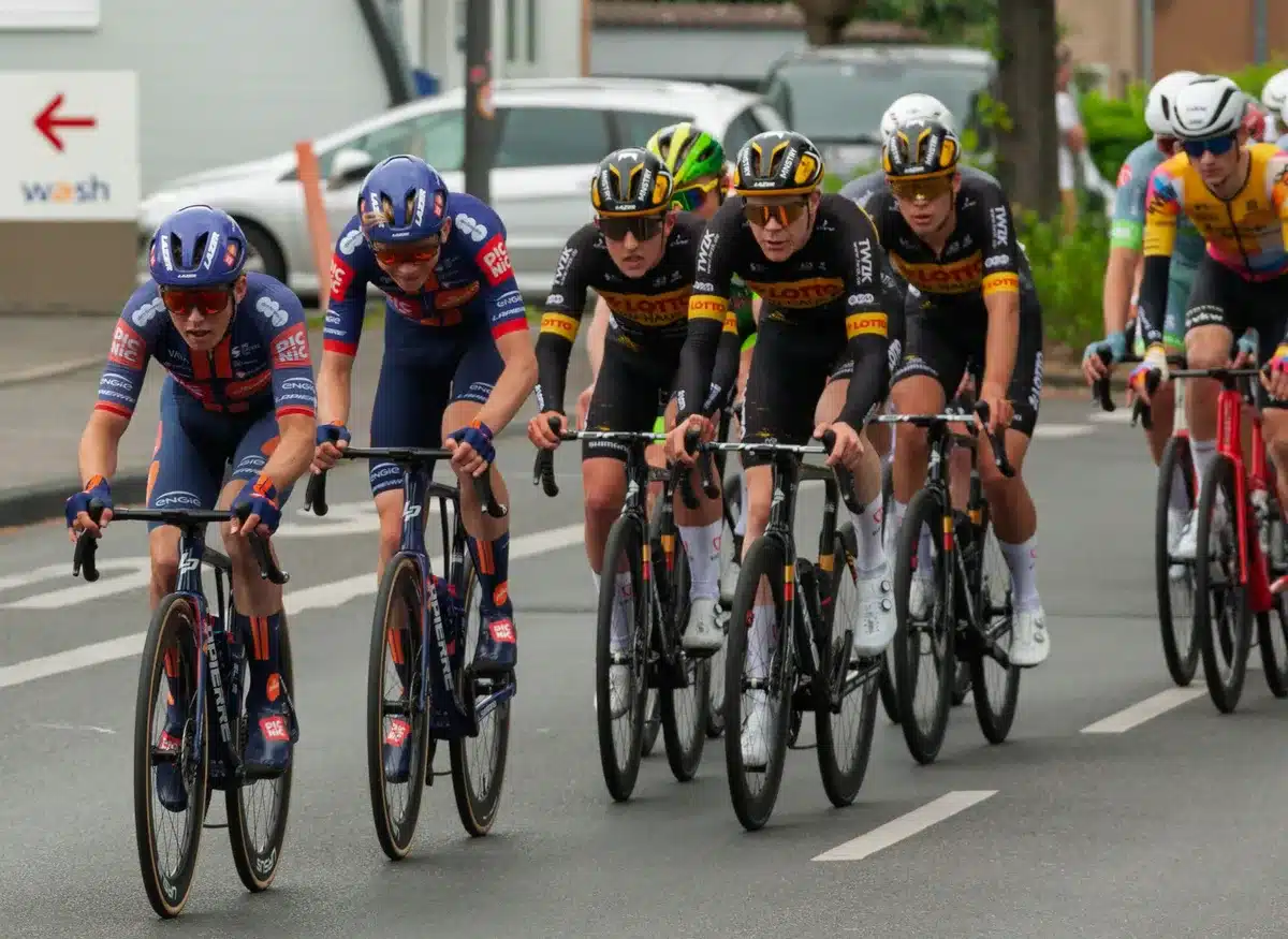Peloton de coureuses se disputant les places lors d'une étape du Tour