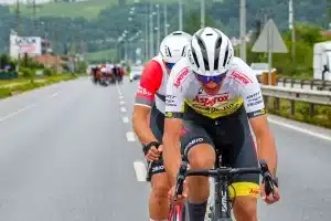 Cycliste portant le maillot jaune en tête de course sur une route de montagne