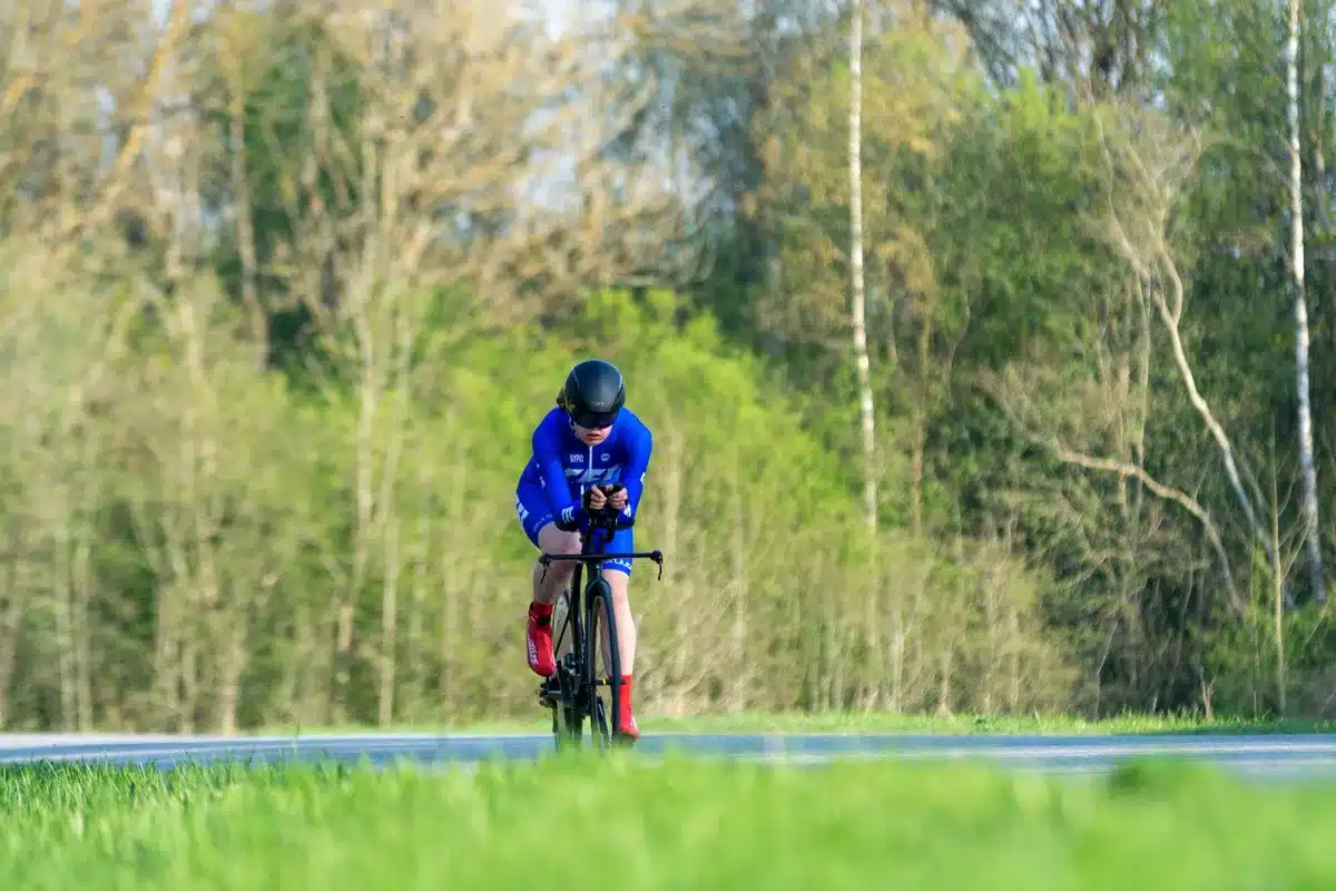 Coureuse cycliste en position de chrono sur route, contre-la-montre en conditions réelles