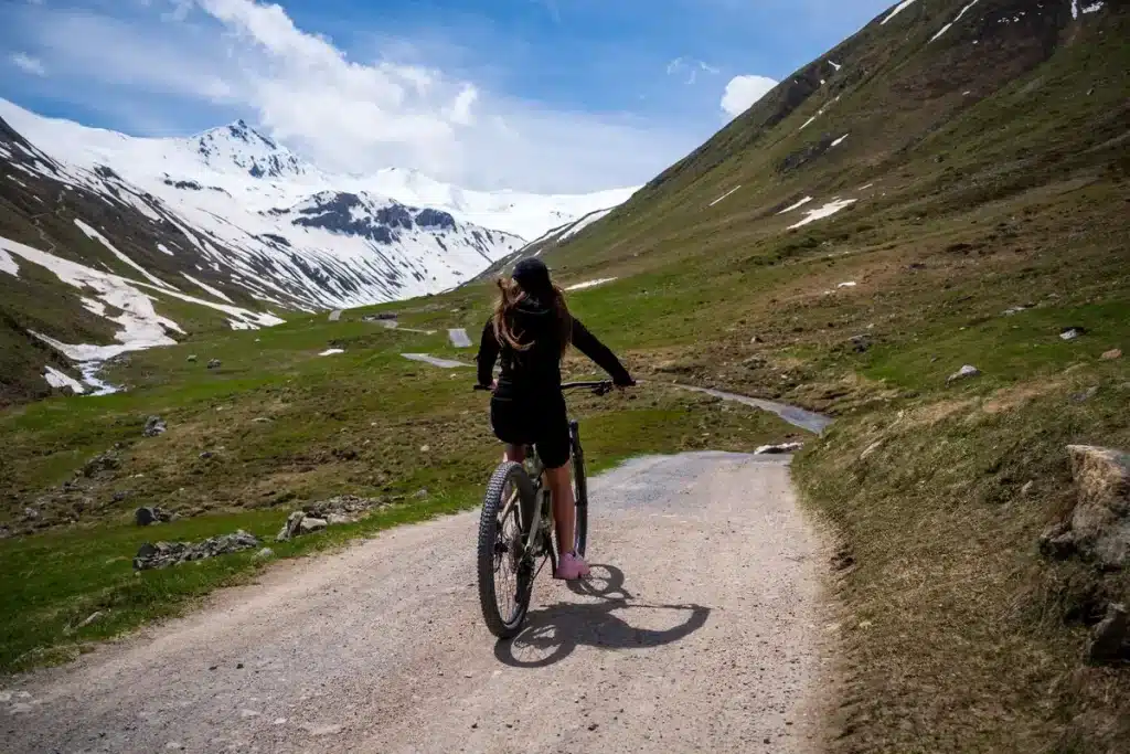 Tour de France Femmes 3e étape: Sigrid Ytterhus Haugset s’impose, classement chamboulé Cycliste solitaire en maillot de course franchissant un col montagneux, bras levés en signe de victoire