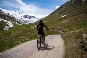 Tour de France Femmes 3e étape: Sigrid Ytterhus Haugset s’impose, classement chamboulé Cycliste solitaire en maillot de course franchissant un col montagneux, bras levés en signe de victoire