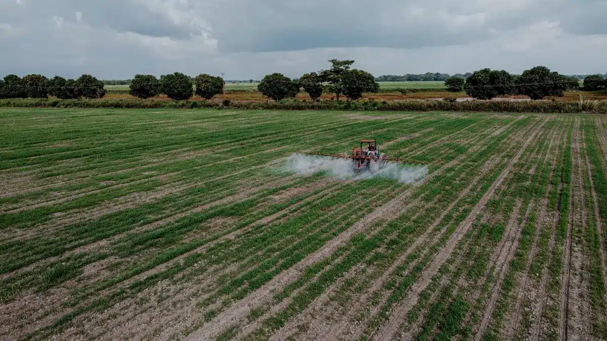 Pulvérisation de pesticides en champ agricole sous conditions de contrôle