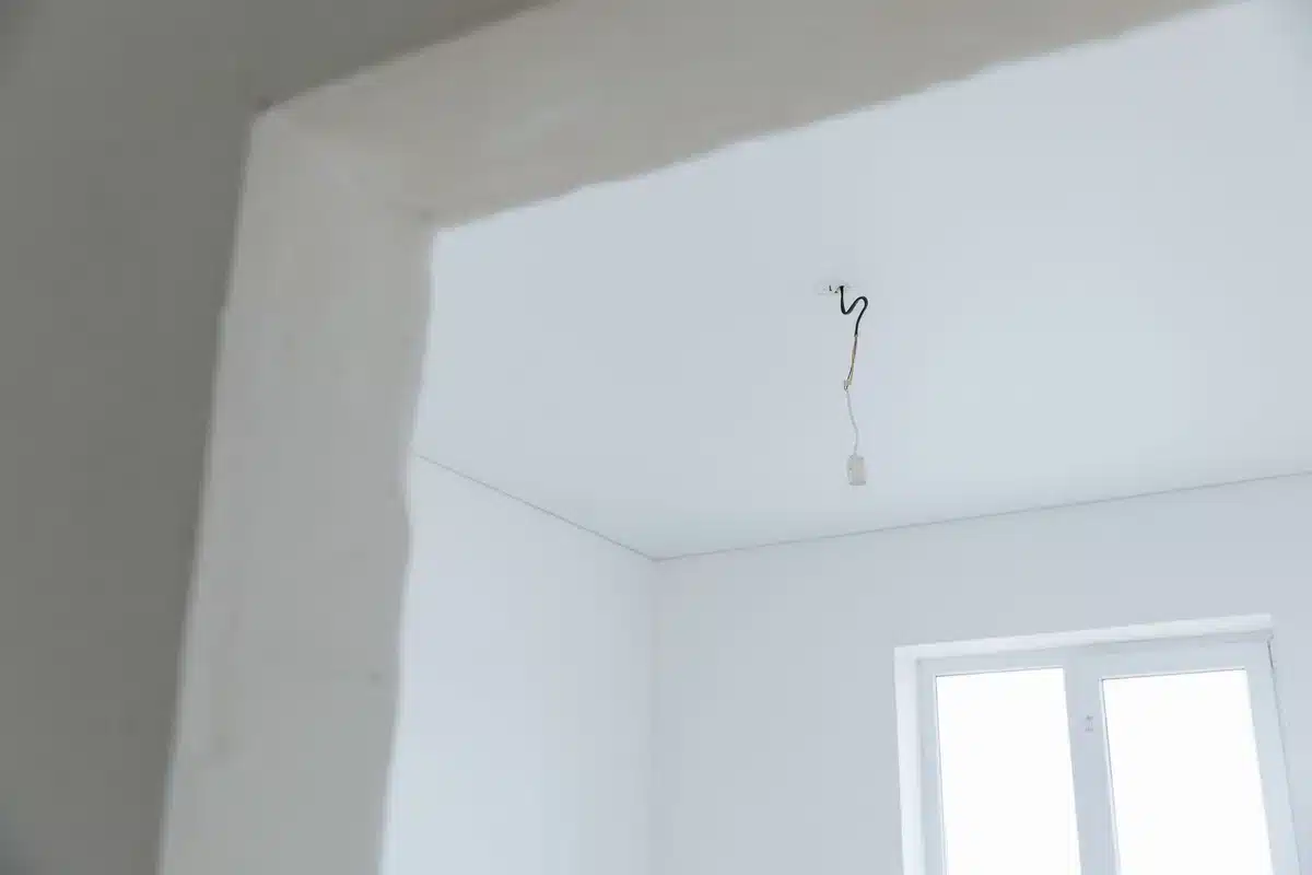 Boîtier électrique et câblage au plafond pour l'installation d'un ventilateur