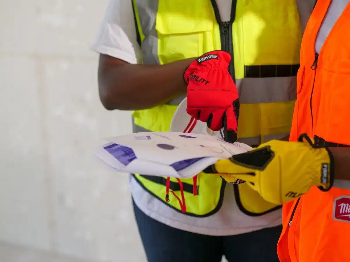 Équipe de professionnels coordonnant les travaux sur un chantier de construction