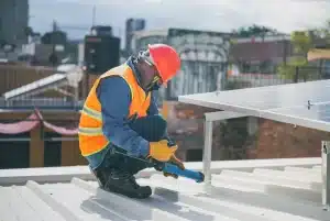 Panneau solaire fixé sur un coffre de volet roulant en façade résidentielle