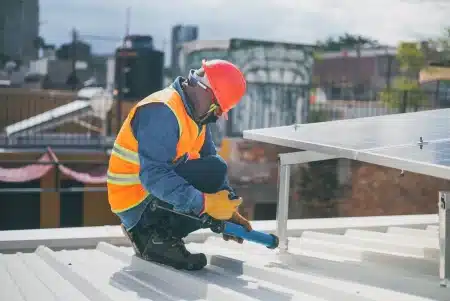 Panneau solaire fixé sur un coffre de volet roulant en façade résidentielle