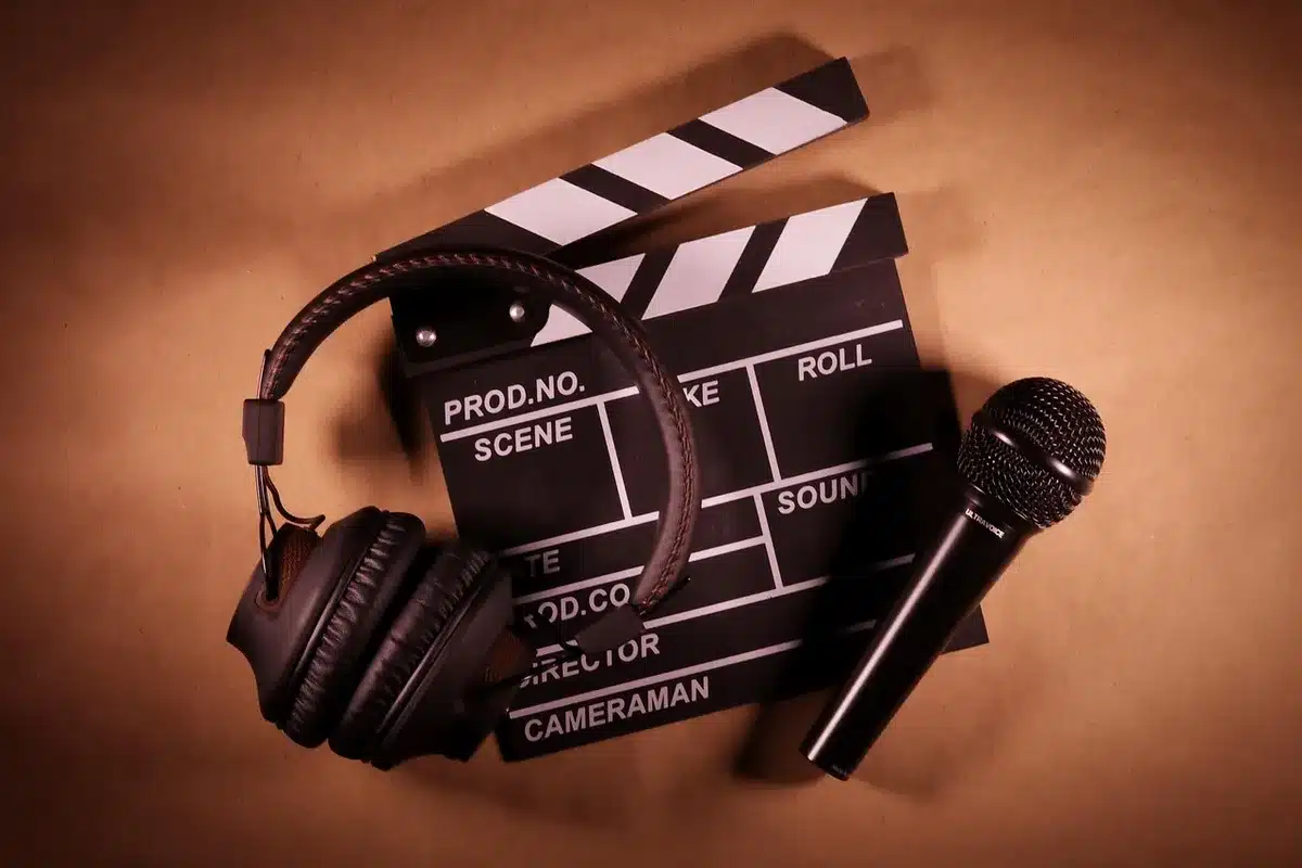 Plan de production et notes de marketing illustrant des changements de projet