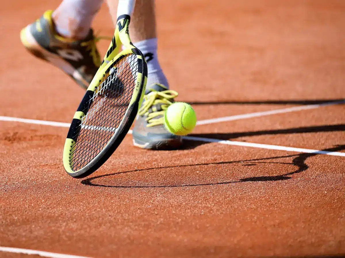Deux joueurs de tennis en échange de balles sur court dur