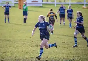 Joueur de rugby en mêlée, engagement physique d'un pilier dans le pack avant