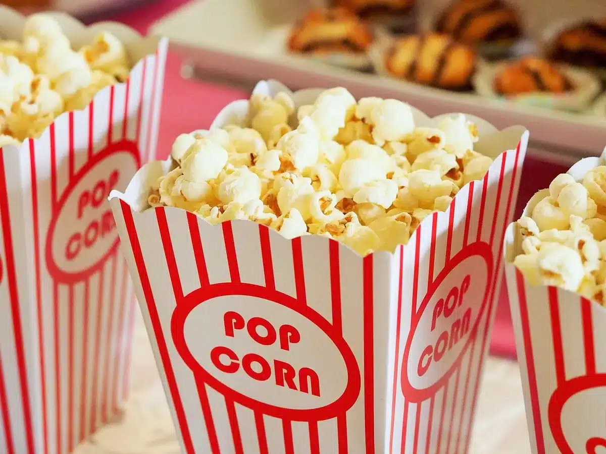 Salle de cinéma bondée de spectateurs regardant un film blockbuster
