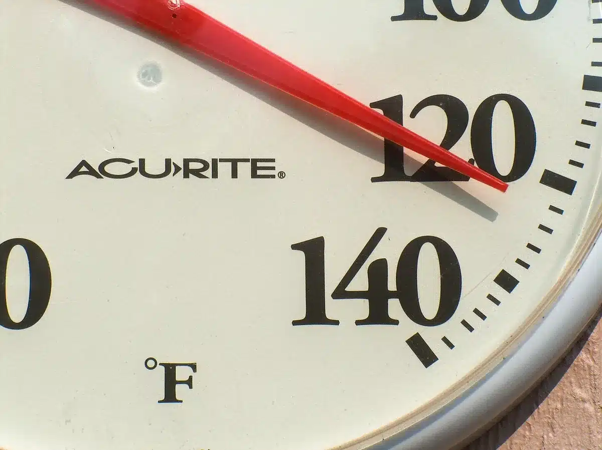 Thermomètre affichant des températures extrêmement élevées pendant une vague de chaleur estivale