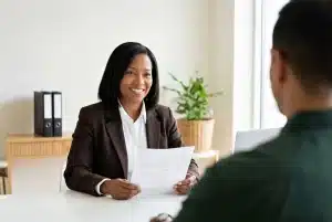 Cadres de santé en première ligne: ce qui change pour votre carrière et vos salaires Bureau en journée avec dossier, mains et carnet pour un cadre de santé