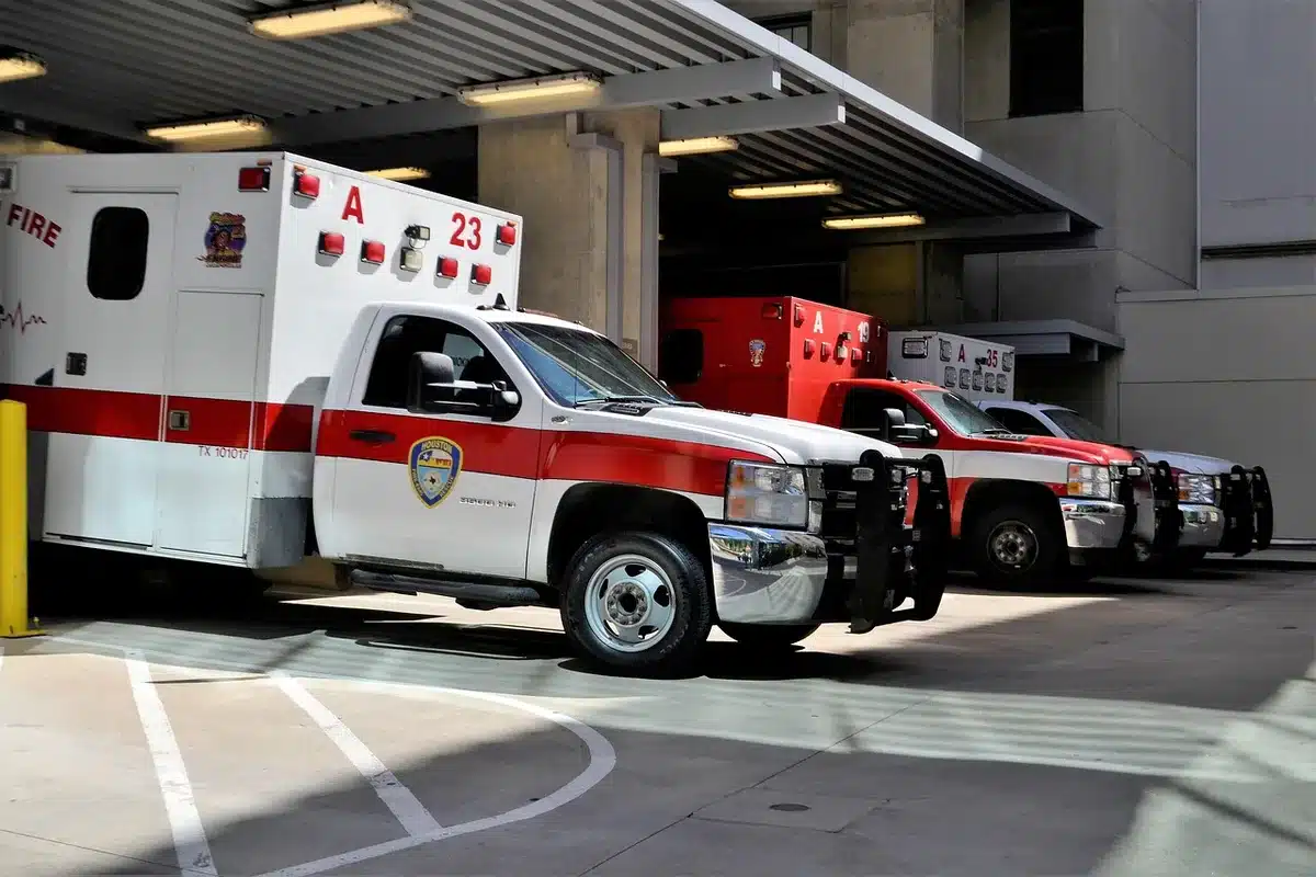 Entrée d'un service d'urgences avec personnel et patients lors d'une canicule